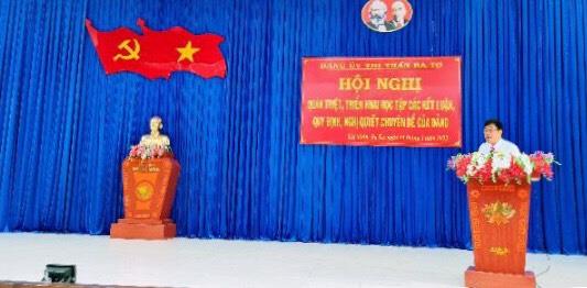 Đồng chí Nguyễn Hồng Quân - Huyện ủy viên - Bí thư Đảng ủy thị trấn báo cáo một số nội dung tại Hội nghị