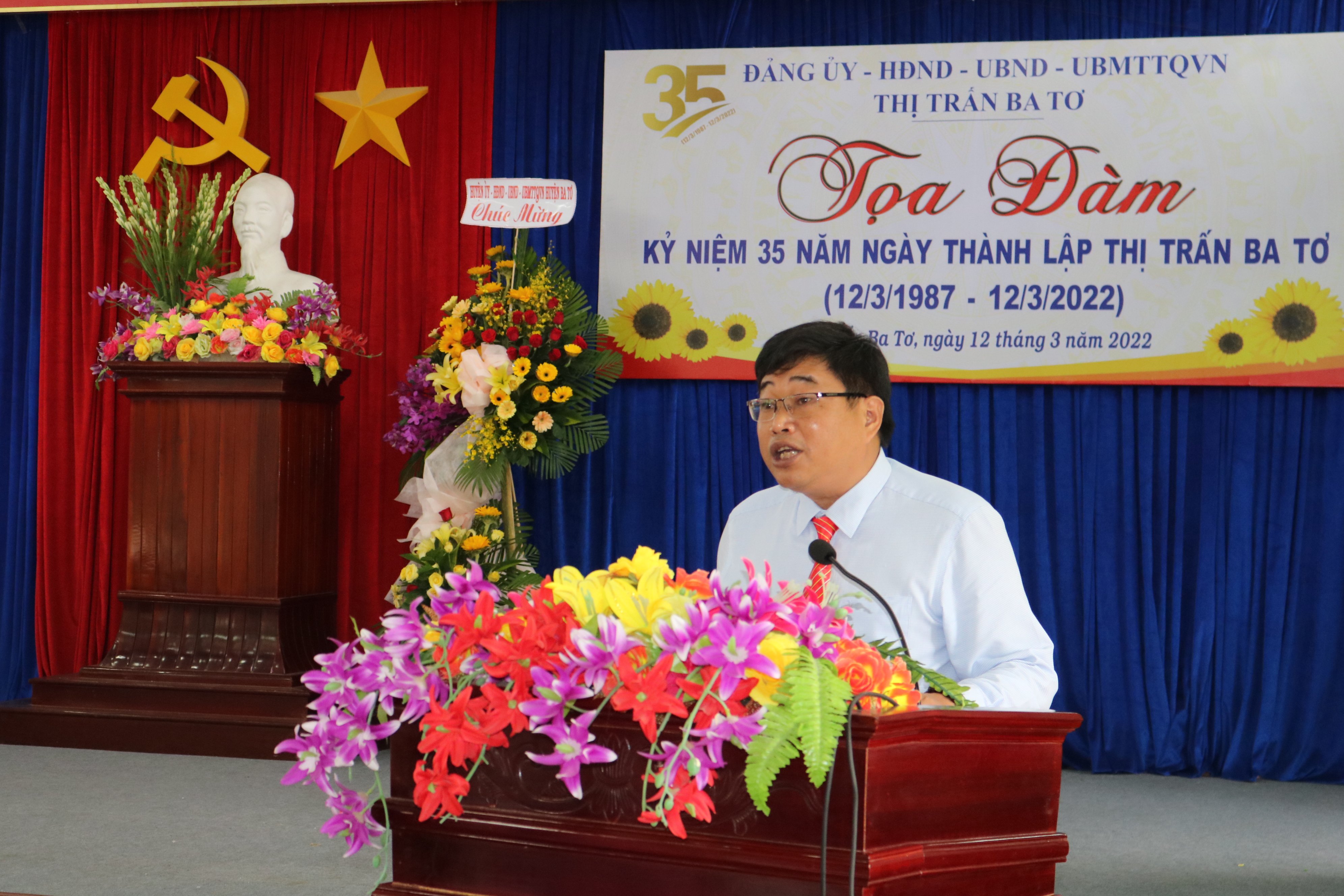 Đồng chí Nguyễn Hồng Quân, Huyện ủy viên - Bí thư Đảng ủy thị trấn cùng với Hội nghị ôn lại kỷ niệm 35 năm thành lập và phát triển thị trấn Ba Tơ