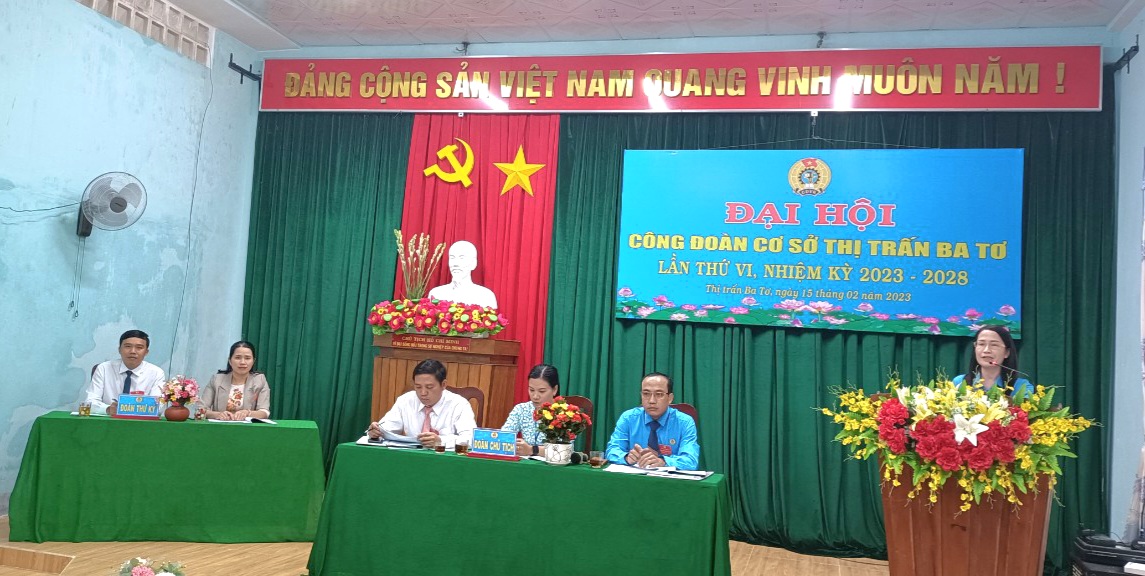 Đồng chí Đinh Thị Thu Hiền, HUV, CT. CĐCS huyện phát biểu tại Đại hội
