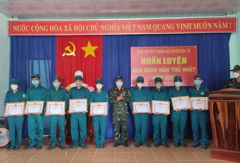 Dân quân thị trấn Ba Tơ tham gia huấn luyện dân quân năm thứ nhất
