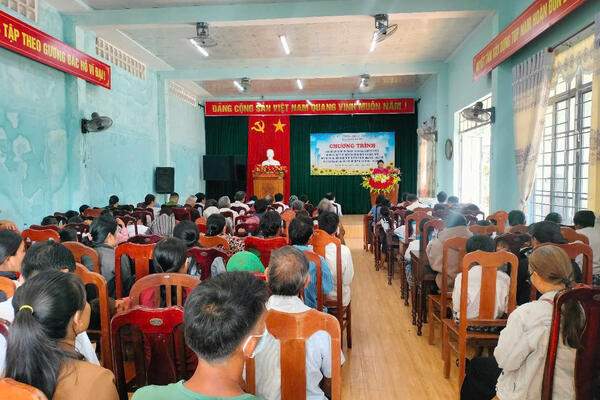 CHƯƠNG TRÌNH TẶNG QUÀ CHO NGƯỜI CÓ CÔNG CÁCH MẠNG, NGƯỜI CAO TUỔI, NGƯỜI NGHÈO, TRẺ EM CÓ HOÀN CẢNH ĐBKK NHÂN KỶ NIỆM 50 NĂM NGÀY GIẢI PHÓNG MIỀN NAM THỐNG NHẤT ĐẤT NƯỚC VÀ 135 NĂM NGÀY SINH CHỦ TỊCH HỒ CHÍ MINH (19/5/1890-19/5/2025)